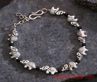 Mumbai Priyaasi Black Oxidised Silver-Plated Beaded Elephant Shaped Bracelet
